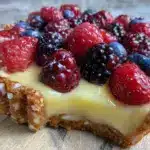 Zitronen-Beeren Tarte mit Mandelboden - featured image