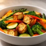 glutenfreie Gemüsepfanne mit Tofu - featured image